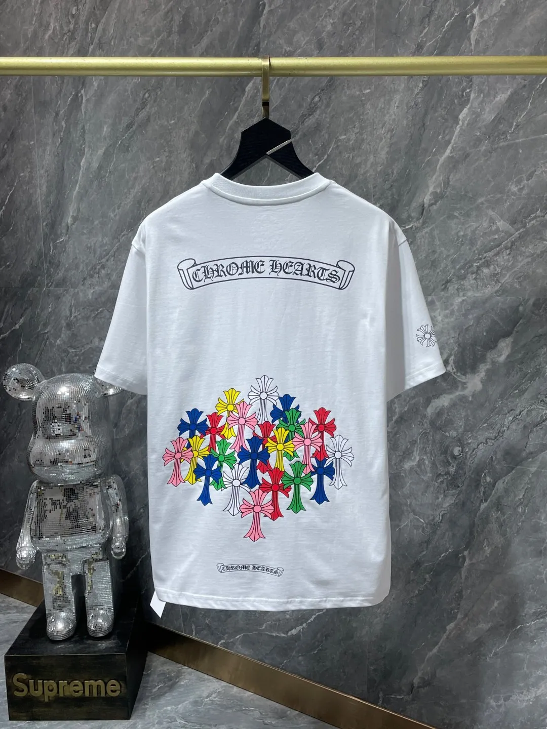 P140 New Chrome Hearts 25ss for summer. High gram weight, environmentally friendly and high-quality top fabric. 260g~270g. Chrome classic scroll letter color cross group flower arm short sleeves. Imported environmentally friendly glue printing and dyeing. Counter synchronization. Re-engraved version 1:1. Recommended color: black white. Size: S, M, L, XL.